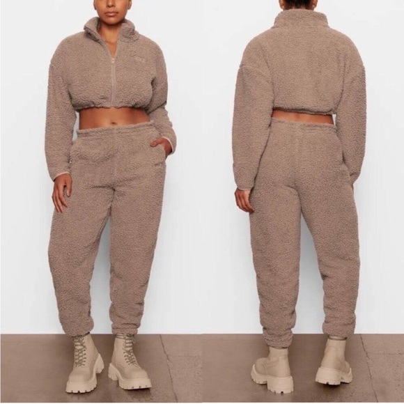 SKIMS Pants - Skims fuzzy joggers